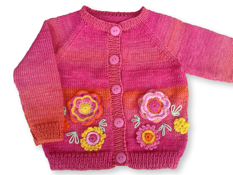 Raglanjacke mit Häkelblumen - Strickanleitung in 2 Größen