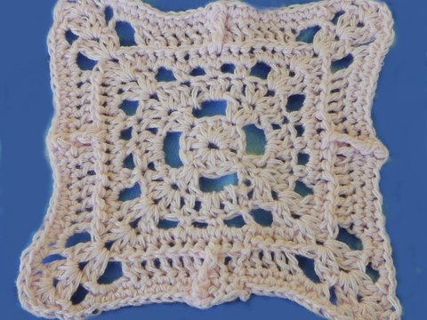 gehäkeltes Musterquadrat aus Wollrest