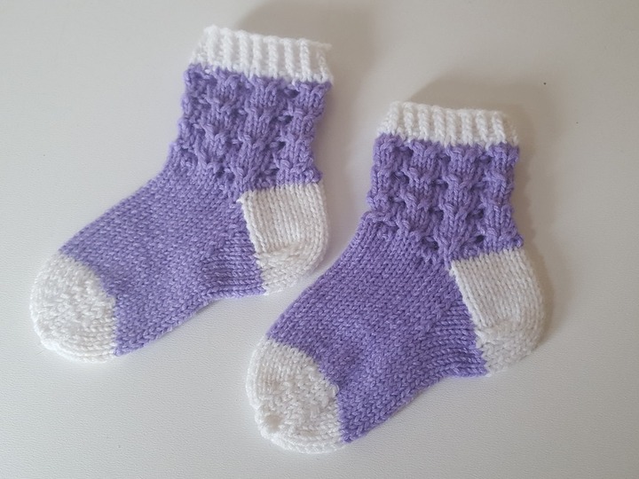 Strickanleitung Baby-Söckchen, Ajourmuster, Sohlenlänge ca. 10 cm