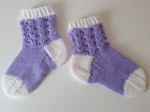 Strickanleitung Baby-Söckchen, Ajourmuster, Sohlenlänge ca. 10 cm