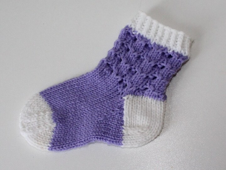 Strickanleitung Baby-Set, Baby-Söckchen und Babymütze, Ajour, ca. 3 - 8 Monate