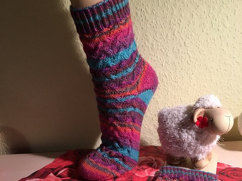 Socken Frühlingswirbel - mit Extra Anleitung für Zöpfe ohne Hilfsnadel