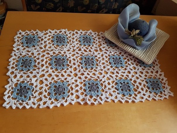 Rechteckiger Tischläufer aus aneinandergereihten Granny-Squares in Blau und Weiß