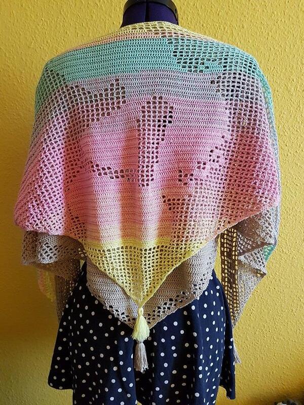 Gehäkeltes Dreieckstuch in Pastellverlauf mit Filetmotiv und Quaste auf Schneiderpuppe