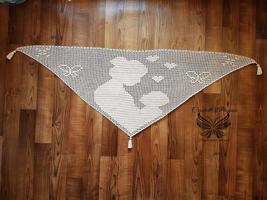 Cremefarbenes Filet-Dreieckstuch mit Mutterkatze und Kätzchen, kleinen Herzen und Quasten auf Holzuntergrund