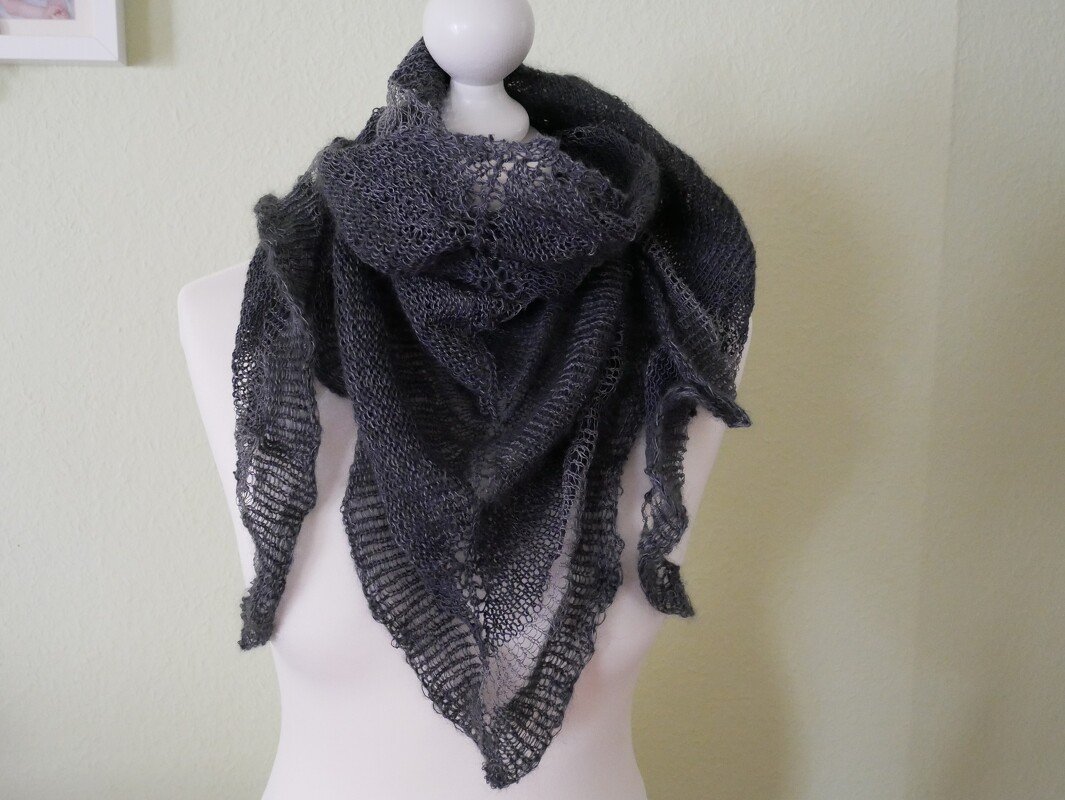 Dunkelgraues Dreieckstuch mit Lochmuster auf weißer Büste