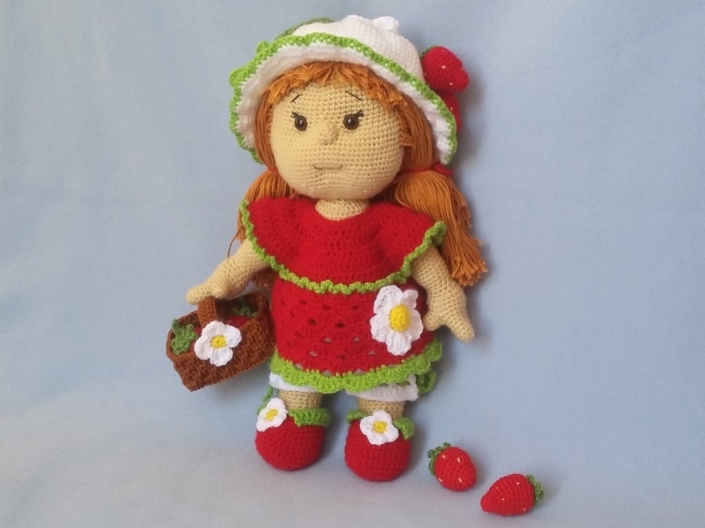 Gehäkelte Amigurumi-Puppe mit rotem Erdbeerkleid, Hut, Korb und zwei gehäkelten Erdbeeren