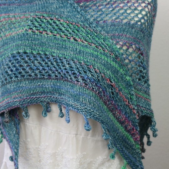 Strickanleitung Dreieckstuch Fringes mit Lochmuster Anfängerfreundlich