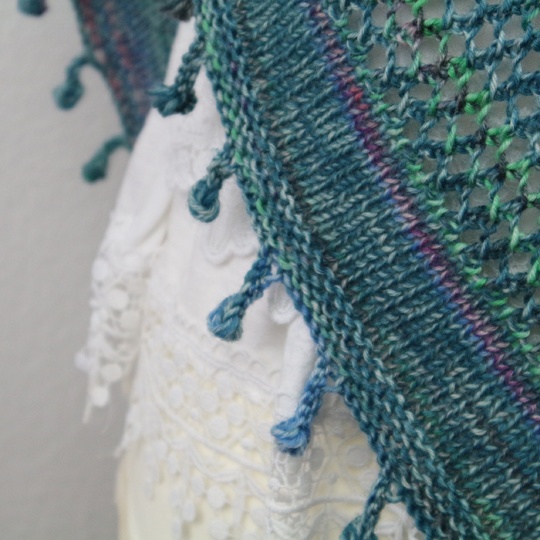 Strickanleitung Dreieckstuch Fringes mit Lochmuster Anfängerfreundlich