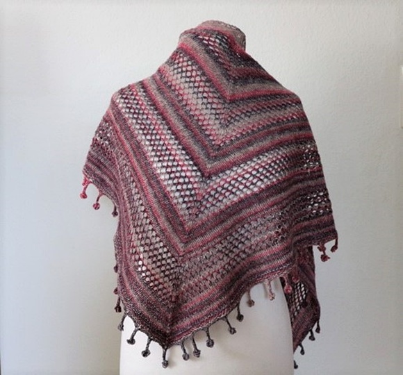 Strickanleitung Dreieckstuch Fringes mit Lochmuster Anfängerfreundlich