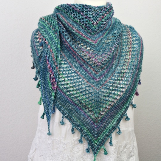 Strickanleitung Dreieckstuch Fringes mit Lochmuster Anfängerfreundlich