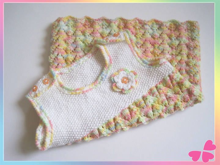 Strickanleitung: Kleidchen mit Häkelblume (4 Größen: 1 bis 7 Jahre)