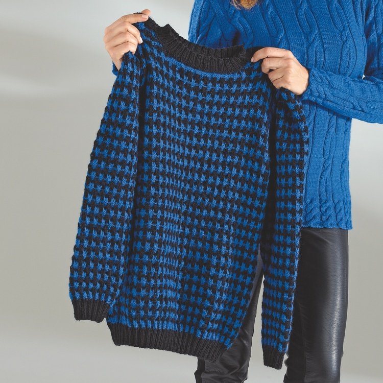 Blau-schwarzer gestrickter Herrenpullover mit Hahnentritt‑Muster, Rundhals und gerippten Bündchen