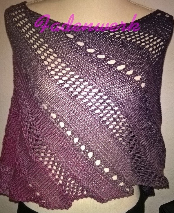 Gestricktes Dreieckstuch in lila Farbverlauf mit diagonalen Lochreihen auf einer Schneiderpuppe