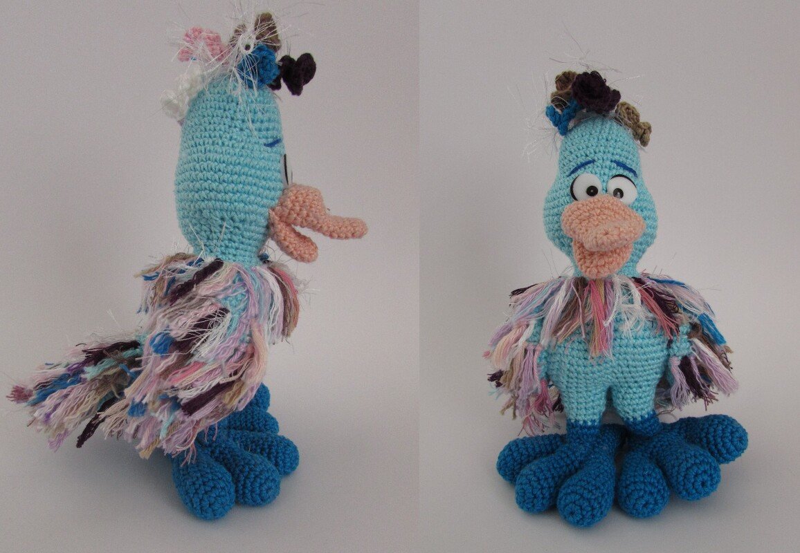 Detailansicht gehäkelter Vogel: Schnabel, Fransenfedern und mehrzehige Füße