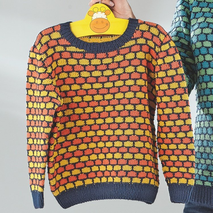 Gestrickter Kinderpullover in Orange und Gelb mit dunkelblauen Bündchen an einem gelben Giraffenbügel