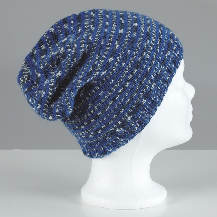 Blau melierte gestrickte Slouch-Mütze auf weißem Schaufensterkopf, Seitenansicht