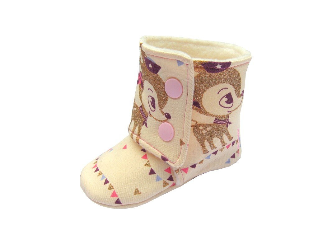 Beiger gefütterter Babyschuh mit Rehmotiv und rosa Knöpfen