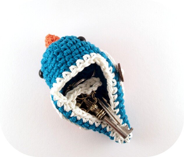 Häkelanleitung Schlüsselanhänger "Schlüsselspatz" (Taschenbaumler / Etui)