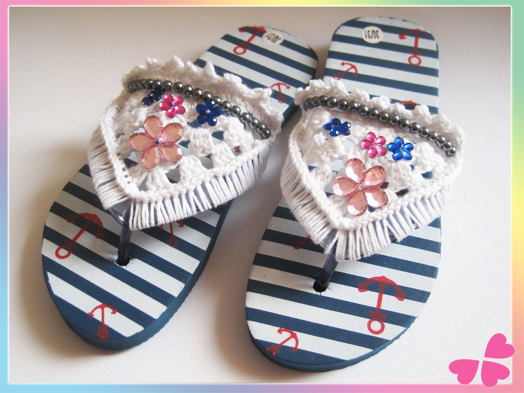 Nahaufnahme gehäkelter Sandalenriemen mit Perlen und Blüten
