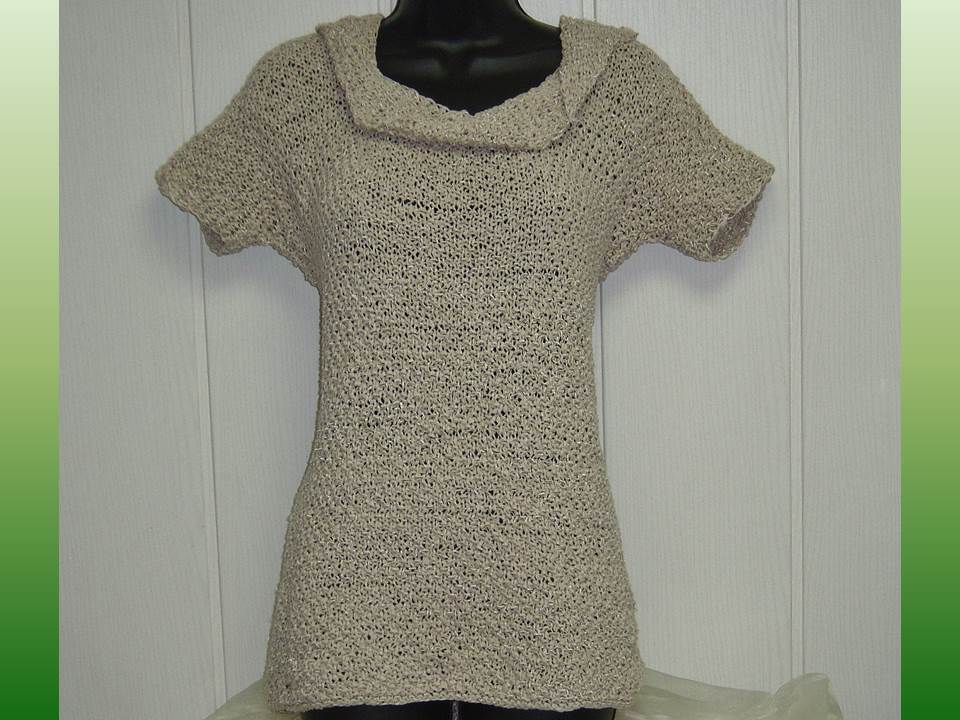 Beiges Kurzarm-Strickshirt mit weitem Schalkragen auf Schneiderpuppe