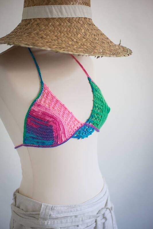 Schaufensterpuppe mit gehäkeltem Triangel-Top in Pink, Blau und Grün und Strohhut