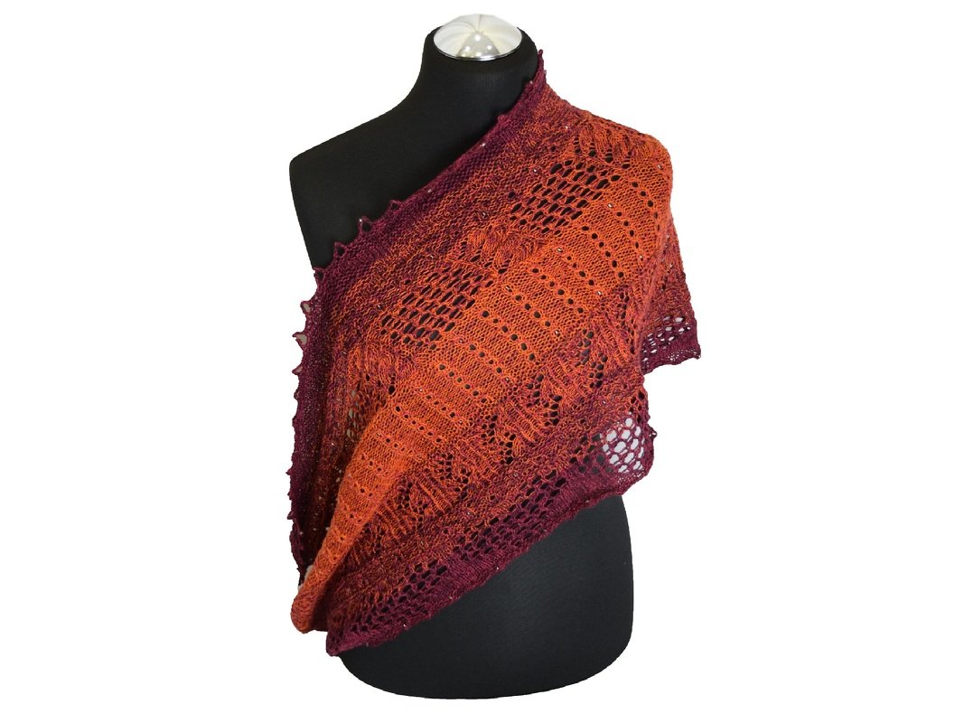 Gestrickter Loop-Schal in Orange bis Bordeaux mit Lochmuster auf schwarzer Schneiderpuppe