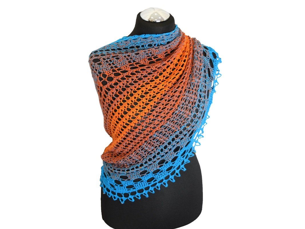 Mannequin mit gehäkeltem Loop-Schal in Blau-Orange mit Ajourmuster und gezackter Kante