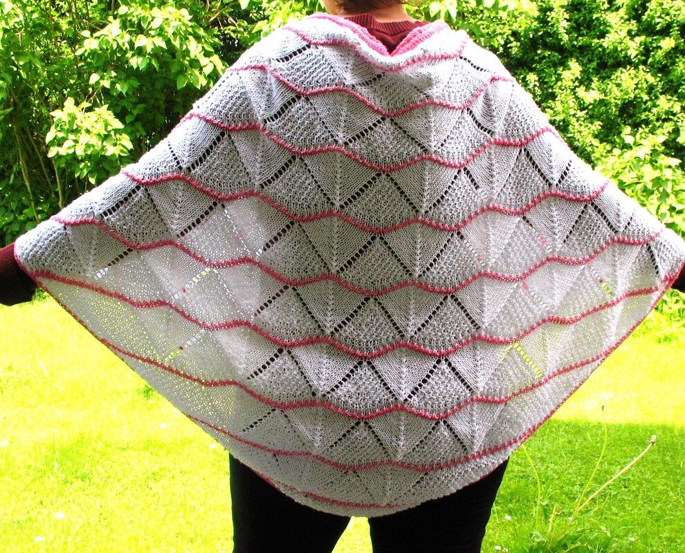 Strickanleitung für Poncho und Dreieckstuch mit Lochmuster und Wellen - Bild 3