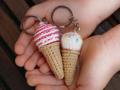 Gratis Häkelanleitung Schlüsselanhänger, Taschenbaumler Eis