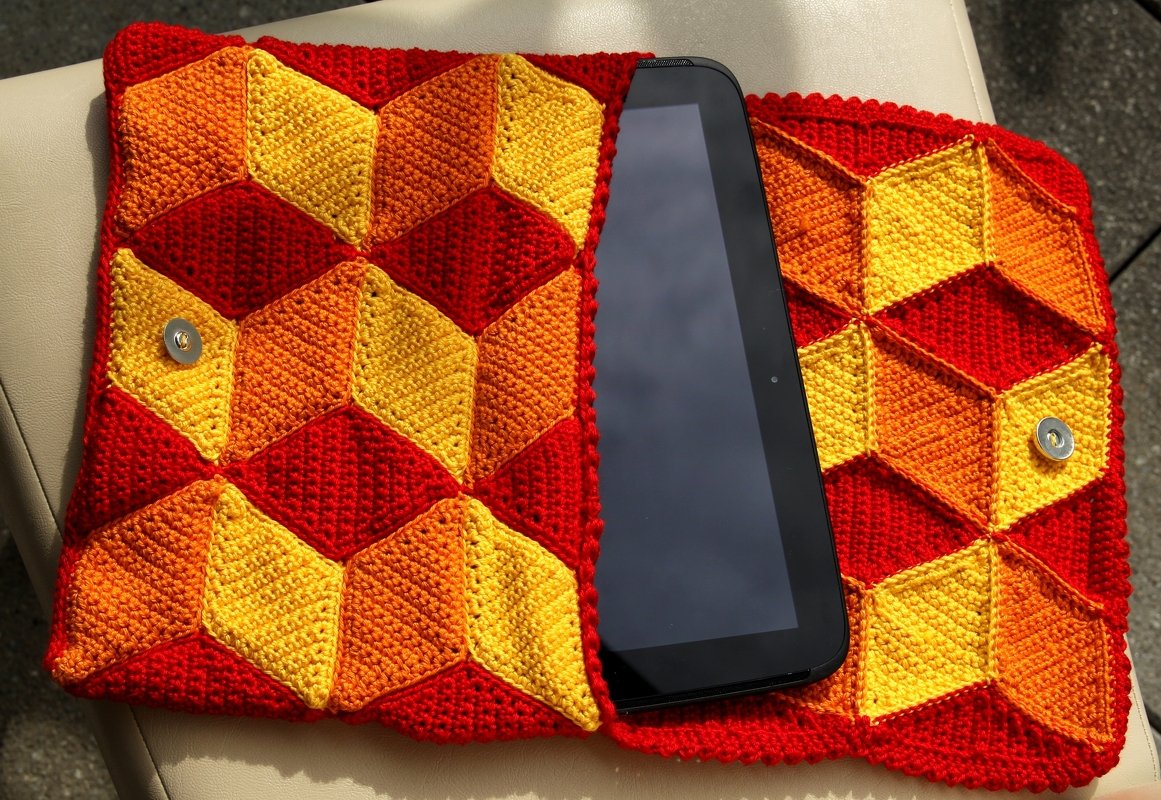 Gehäkelte Tablet-Hülle in Rot, Orange und Gelb mit 3D-Würfelmuster und Druckknopf