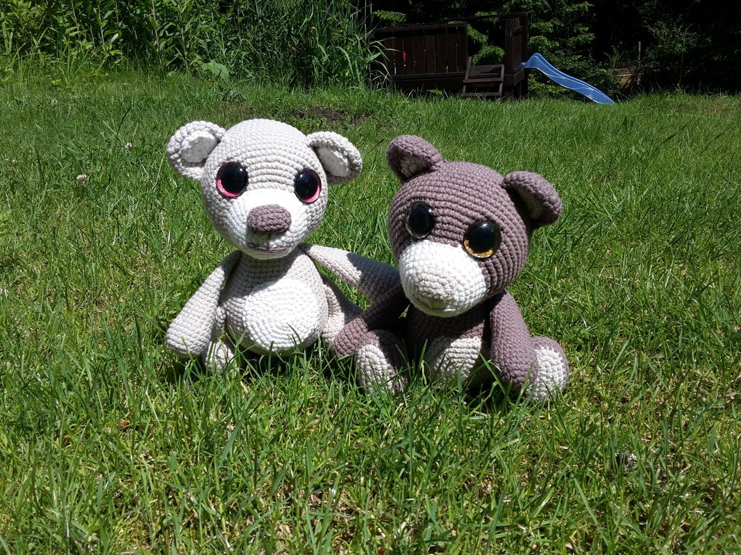 Nahaufnahme zweier Amigurumi-Teddys mit sichtbarer Maschenstruktur und Proportionen