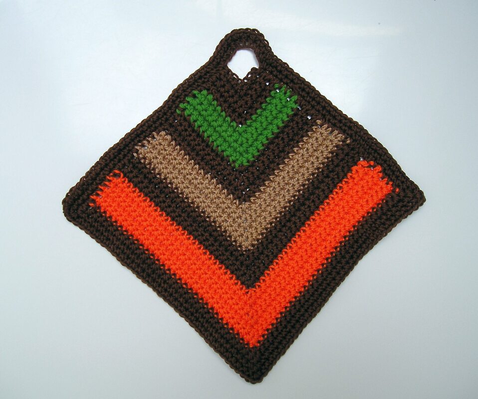 Gehäkelter Topflappen in Rautenform mit orange, hellbraun, grün und braun gestreift und Aufhängeschlaufe