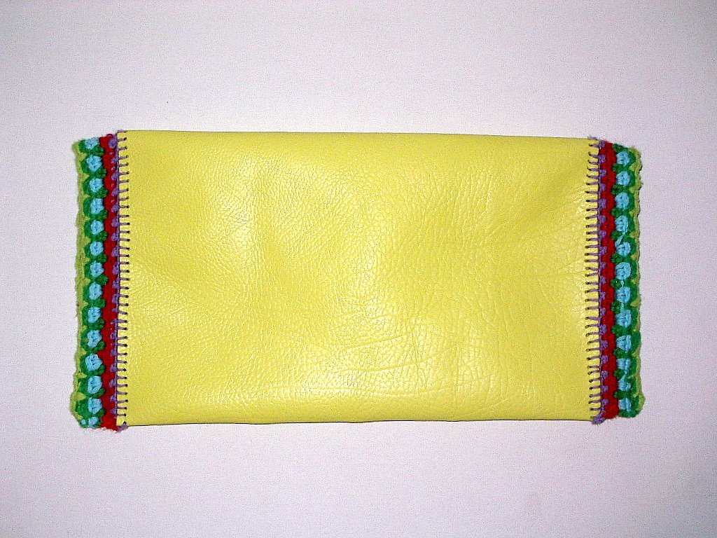 Stilvolle gelbe Clutch mit mehrfarbigem, handgehäkeltem Rand an den kurzen Seiten