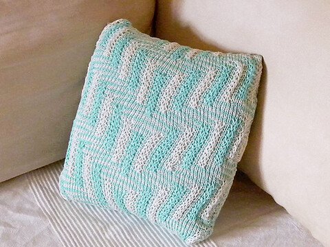 Gestricktes Zierkissen mit Streifen und Hebemaschen "The Maze"