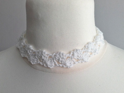 Gehäkelter weißer Choker an Schaufensterpuppe