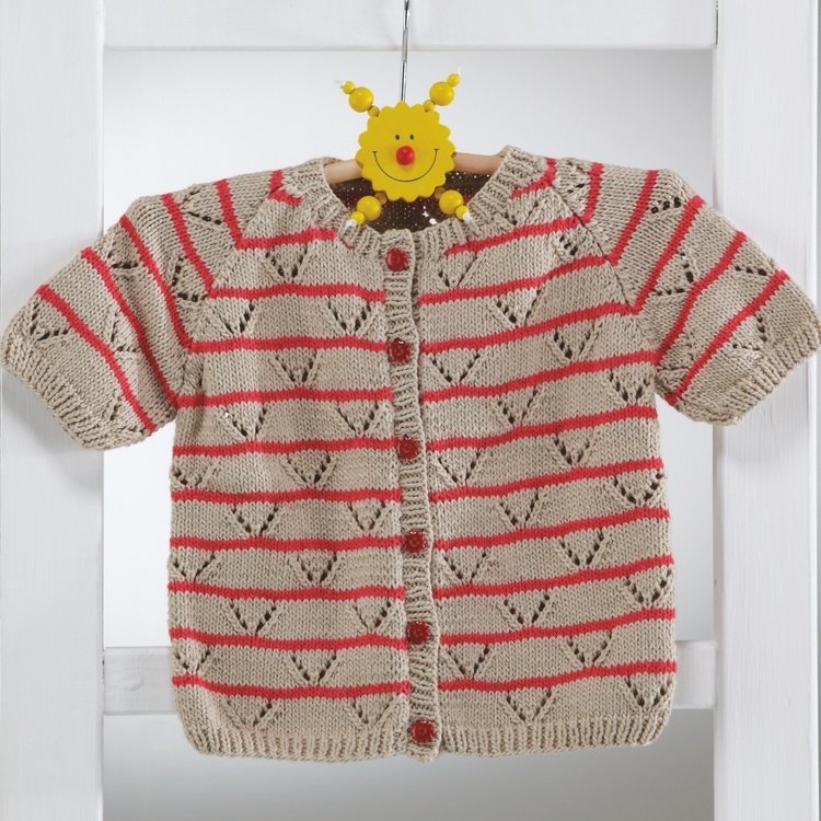 Gestrickte kurzärmelige Kinderjacke beige mit korallfarbenen Streifen und Dreieck-Lochmuster