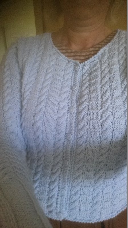 Strickanleitung kurzes Jäckchen mit Zopfmuster Gr. 38