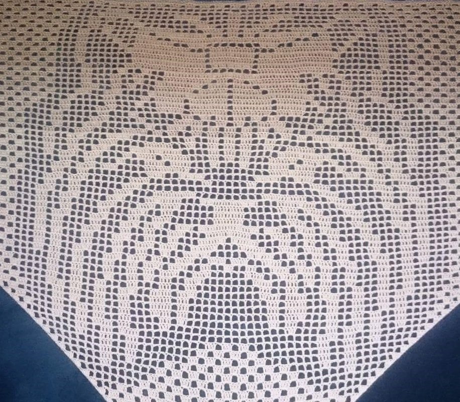 Beiges Filet-Dreieckstuch mit stilisiertem Baummotiv