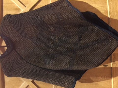 Poncho mit Totenkopf im Schattenstrick