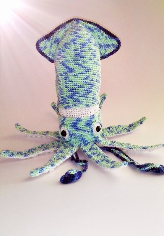 Gehäkelter blau-grüner Amigurumi-Tintenfisch mit langen Tentakeln