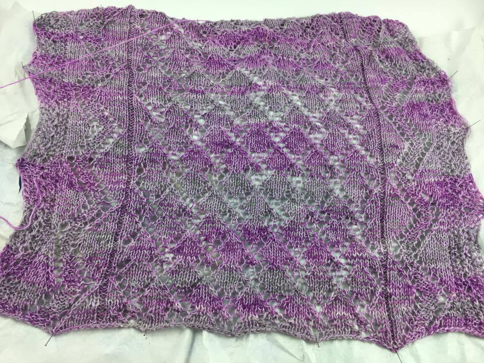 Lila-graues gestricktes Tuch mit Lochspitze und Rautenmuster, flach ausgelegt