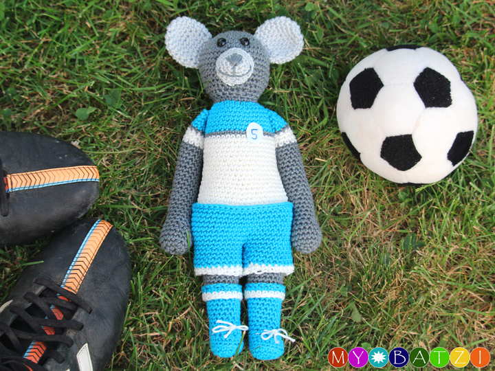 Häkelanleitung // Die fußballspielende Maus MARIO