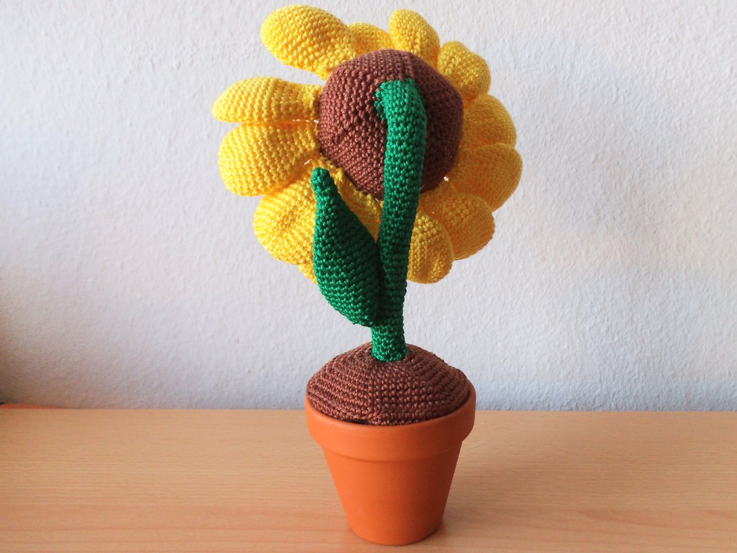 Gehäkelte Sonnenblume im Terrakotta-Topf, Rückansicht