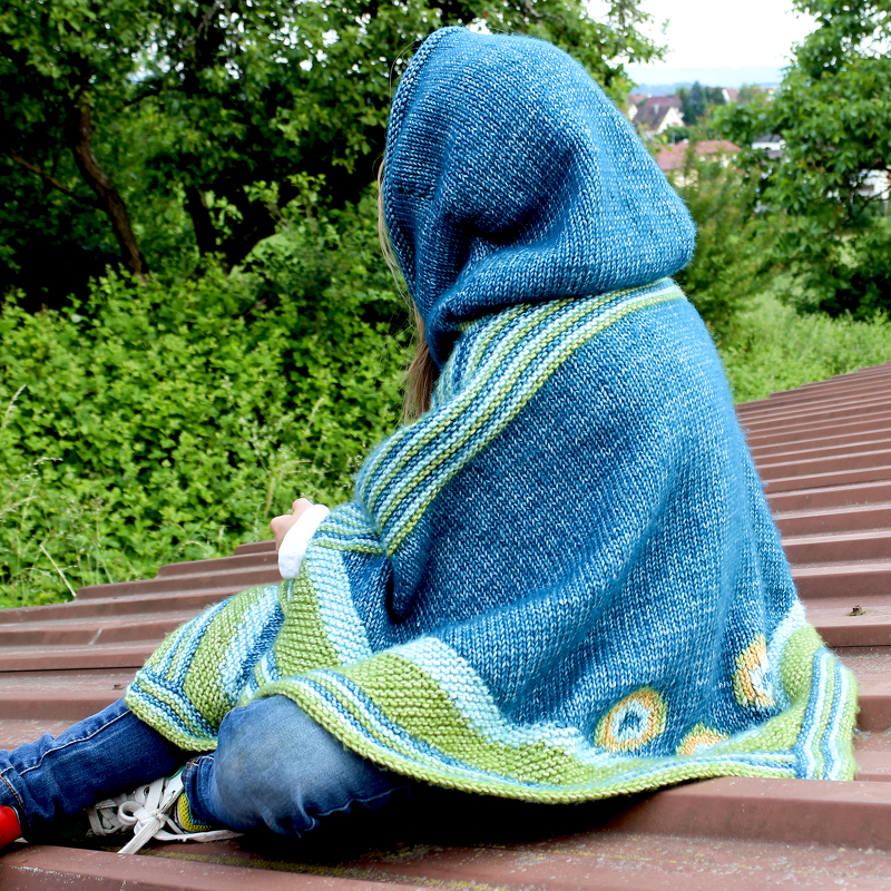 Kinderponcho Pfau der mitwächst! - Strickanleitung Größe 122/128