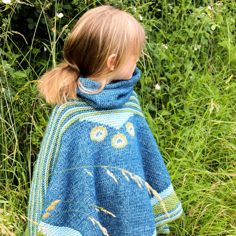 Kinderponcho Pfau der mitwächst! - Strickanleitung Größe 122/128 - Bild 5