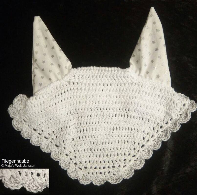 Weiße gehäkelte Fliegenhaube mit Muschelrand und zwei stoffbezogenen Ohren mit Sternenmuster