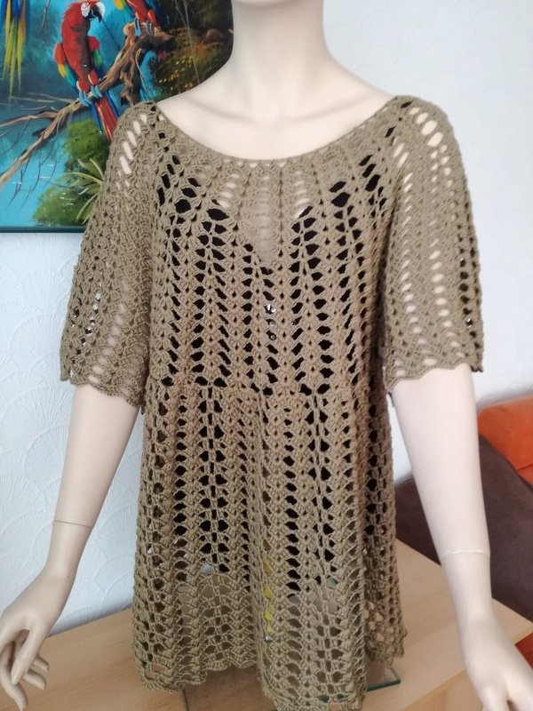Gehäkelte olivbeige Damen-Tunika mit Ajour- und Muschelmuster auf Schaufensterpuppe