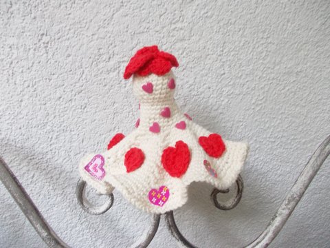 Häkelanleitung für Häkelpuppe "Herzdame" (ca. 10 - 12 cm hoch) mit süßen Häkelherzen in zwei Größen