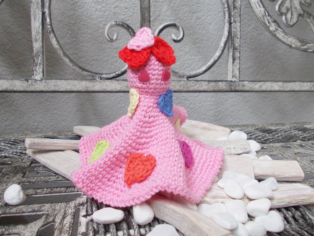 Rosa gehäkeltes Amigurumi-Schmusetuch mit bunten Herz-Applikationen, Vorderansicht